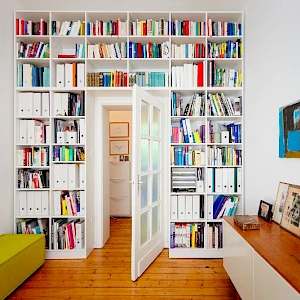 Bücherregal und Schiebetür
