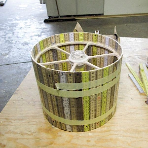 Lampe aus alten Zollstöcken